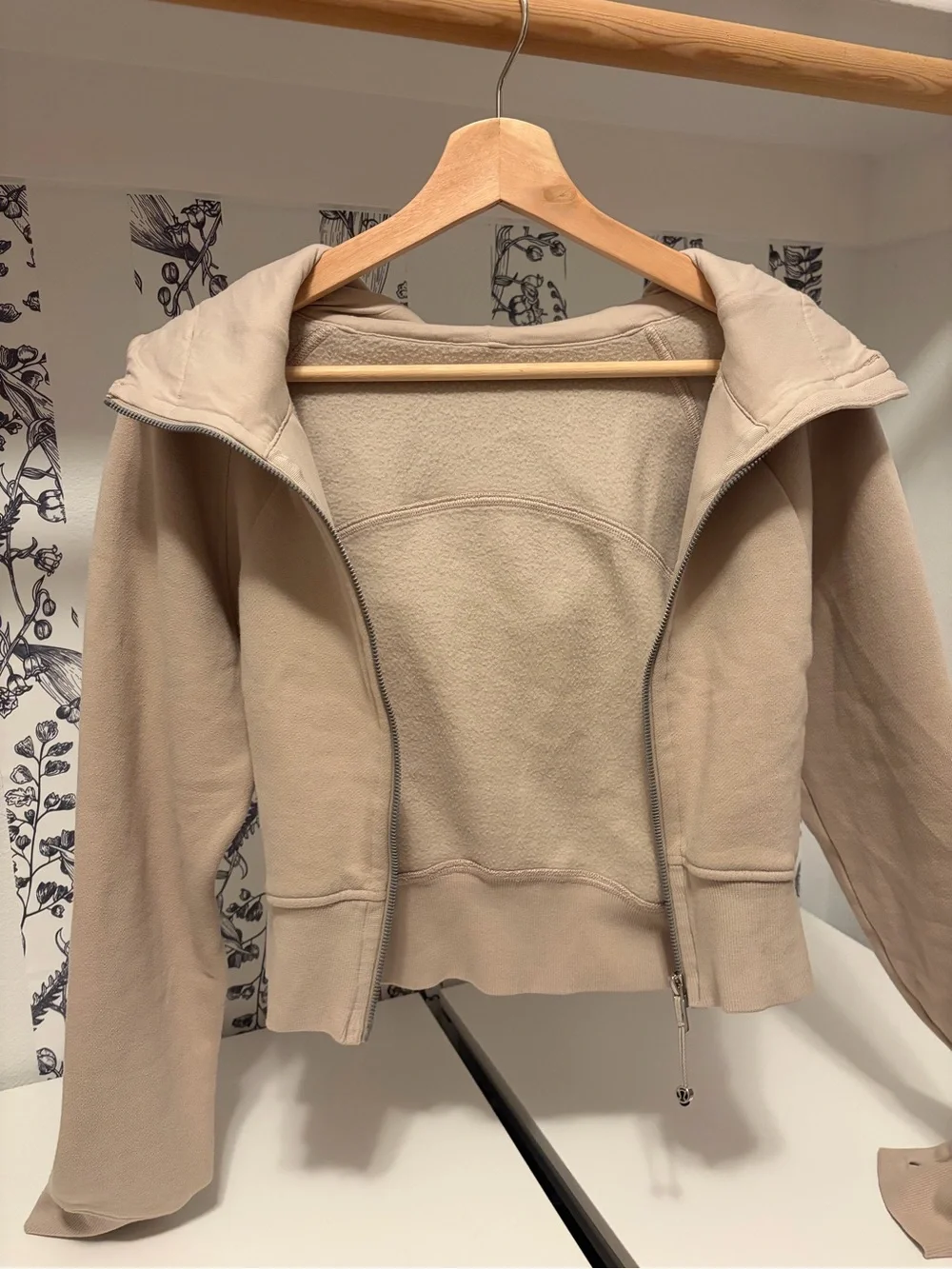 Lululemon Scuba Cropped Hoodie / Size 8 / Mojave Tan